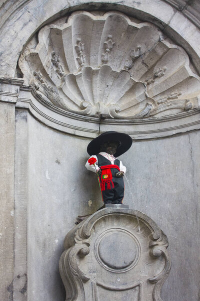 БЕЛЬГИУМ, БРЮССЕЛЬ - 1 мая 2019 года: Статуя Манекен Пис в португальском костюме в Брюсселе
