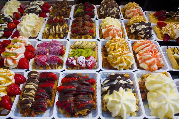 Tradycyjne Smaczne Słodkie Pachnące Belgijskie Gofry Ozdobione Truskawkami Kiwi Bananów — Zdjęcie stockowe