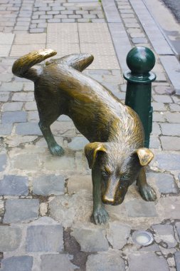 Belçika, Brüksel - 1 Mayıs 2019: Tom Frantzen tarafından 1998 yılında dikilen Zinneke (pis köpek, Manneken ile aynı hatlar boyunca) Brüksel'de