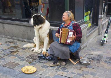 Belçika, Brüksel - 1 Mayıs 2019: Brüksel'in Old Town kentinde köpeği olan sokak sanatçısı