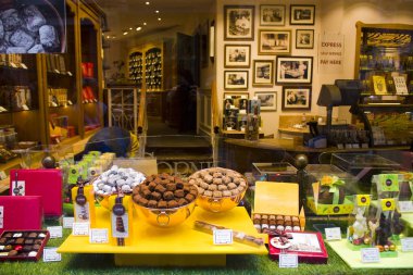 Belçika, Brüksel - 1 Mayıs 2019: Brüksel'de Belçika çikolatası ile vitrin