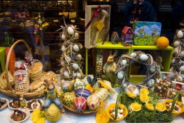 Belçika, Brüksel - 1 Mayıs 2019: Brüksel'de bir şekerleme vitrininde geleneksel renkli Paskalya çikolatası yumurtaları ve tavşanlar