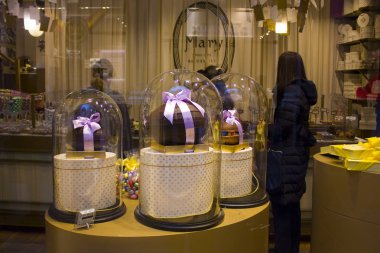 Belçika, Brüksel - 1 Mayıs 2019: Brüksel'de bir şekerleme vitrininde geleneksel renkli Paskalya çikolatası yumurtaları ve tavşanlar