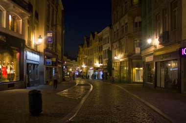 Belçika, Brüksel-1 Mayıs 2019: Brüksel 'de akşamları eski kentin güzel tipik mimarisi