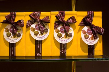 Belçika, Brüksel - 1 Mayıs 2019: Brüksel'de Belçika çikolatasının görünümüne yakın