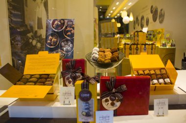 Belçika, Brüksel - 1 Mayıs 2019: Brüksel'de Belçika çikolatasının görünümüne yakın