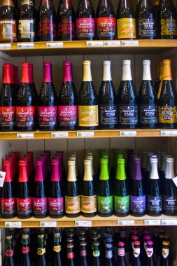 Belçika, Brüksel-1 Mayıs 2019: Brüksel 'de geleneksel bira mağazasının Vitrini 