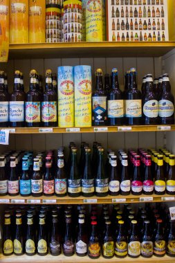 Belçika, Brüksel-1 Mayıs 2019: Brüksel 'de geleneksel bira mağazasının Vitrini 