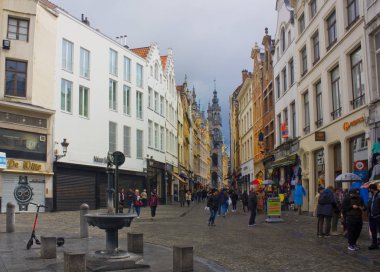 Belçika, Brüksel - 1 Mayıs 2019: Brüksel'de Old Town sokağında kentsel yaşam