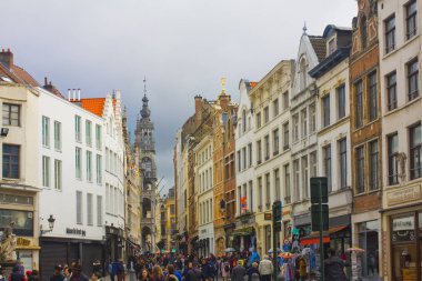 Belçika, Brüksel - 1 Mayıs 2019: Brüksel'de Old Town sokağında kentsel yaşam