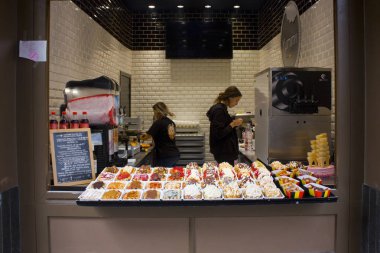 Anvers, Belçika - 2 Mayıs 2019: Anwerp'te satılık Belçika waffle'lı tezgah