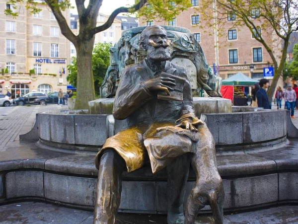 比利时 布鲁塞尔 2019年5月1日 布鲁塞尔查尔斯 布尔斯和他的狗在布鲁塞尔的Agora Grasmarkt广场上的青铜纪念碑 — 图库照片