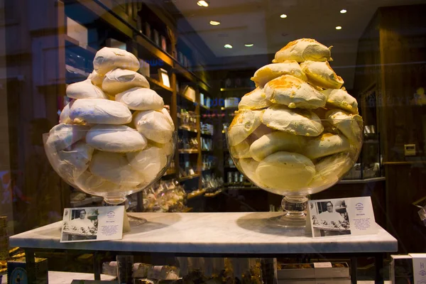 Bélgica Bruxelas Maio 2019 Bolo Merengue Branco Vitrine Loja Bruxelas — Fotografia de Stock