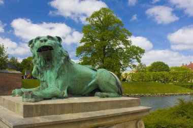 Kopenhag, Danimarka - 25 Mayıs 2019: Kopenhag'daki King's Garden'da aslan heykeli