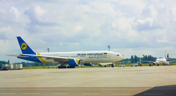 Borispol, Ukrayna - 1 Haziran 2019: Ukrayna Uluslararası Havayolları'nın (mau) Uçağı Borispol uluslararası havaalanında