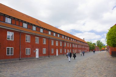 Kopenhag, Danimarka - 25 Mayıs 2019: Kopenhag'daki tarihi Kastellet Kalesi'ndeki kırmızı evler