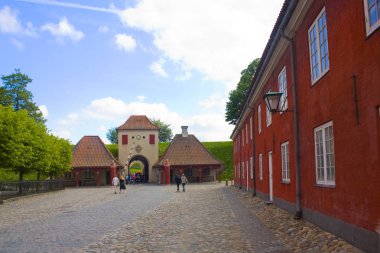 Kopenhag, Danimarka - 25 Mayıs 2019: Kopenhag'daki tarihi Kastellet Kalesi'ndeki kırmızı evler