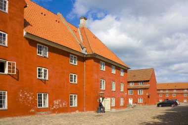 Kopenhag, Danimarka - 25 Mayıs 2019: Kopenhag'daki tarihi Kastellet Kalesi'ndeki kırmızı evler