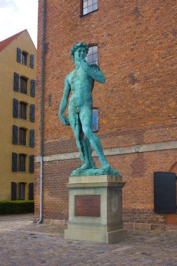 Kopenhag, Danimarka - 25 Mayıs 2019: Copenhage'daki Royal Cast Collection binasının yakınında Michelangelo'nun David heykelinin kopyası
