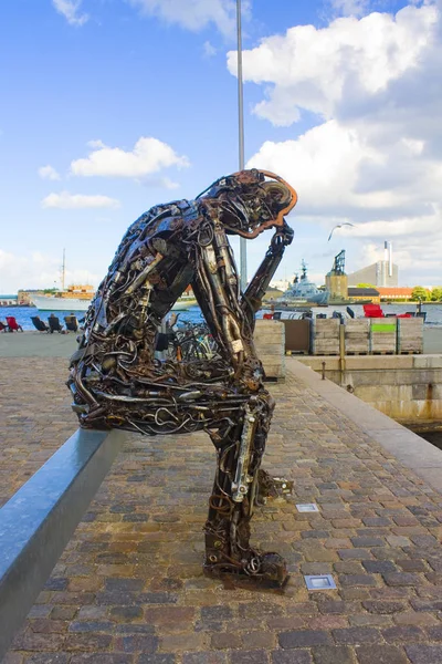 コペンハーゲン デンマーク 2019年5月25日 コペンハーゲンの堤防上の思考位置人 ジンクグローバル の金属像 — ストック写真