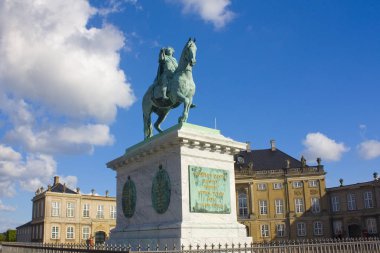Kopenhag, Danimarka - 25 Mayıs 2019: Kopenhag'daki Amalienborg Sarayı Meydanı'nda Danimarka Kralı V. Frederick Anıtı 