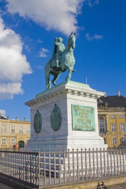 Kopenhag, Danimarka - 25 Mayıs 2019: Kopenhag'daki Amalienborg Sarayı Meydanı'nda Danimarka Kralı V. Frederick Anıtı 
