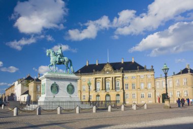Kopenhag, Danimarka - 25 Mayıs 2019: Kopenhag'daki Amalienborg Palace Square 