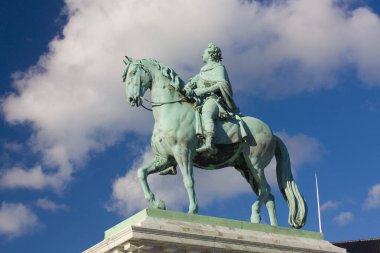 Kopenhag, Danimarka - 25 Mayıs 2019: Kopenhag'daki Amalienborg Sarayı Meydanı'nda Danimarka Kralı V. Frederick Anıtı 