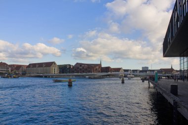 Kopenhag, Danimarka - 25 Mayıs 2019: Kopenhag'da Nyhavn iskelesi yakınlarındaki modern asma köprü