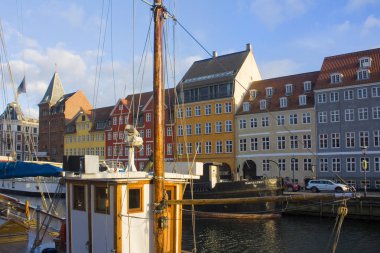 Kopenhag, Danimarka - 25 Mayıs 2019: Copehnagen'deki Nyhavn'daki gemi ve tekneler