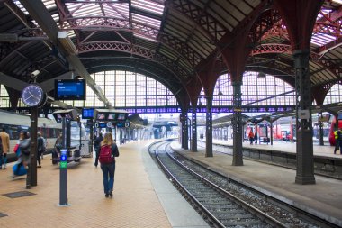 Kopenhag, Danimarka - 25 Mayıs 2019: Kopenhag Merkez İstasyonu Platformu 