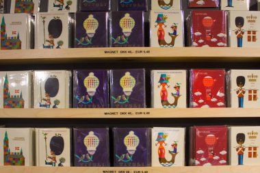 Kopenhag, Danimarka - 25 Mayıs 2019: Satılık Kopenhag Hediyelik mıknatıslar