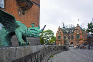 Kopenhag, Danimarka - 25 Mayıs 2019: Kopenhag'daki bronz chimera ve Tivoli Parkı