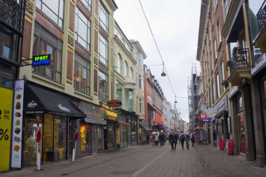 Kopenhag, Danimarka - 25 Mayıs 2019: İnsanlar Stroget caddesinin yanından geçiyorlar - Kopenhag'ın ana alışveriş caddesi