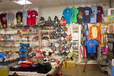 Kopenhag, Danimarka-25 Mayıs 2019: Kopenhag Hediyelik eşya dükkanı Iç