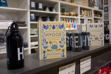 Kopenhag, Danimarka - 25 Mayıs 2019: Kopenhag hediyelik eşya mağazasında Hygge'in Küçük kitabı