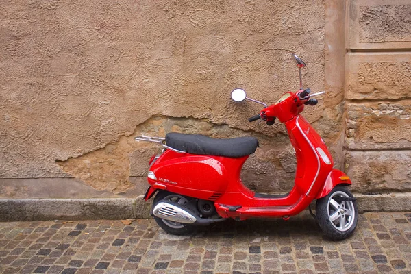 Copenhagen Dinamarca Maio 2019 Scooter Vermelho Frente Uma Parede Rua — Fotografia de Stock