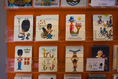 Kopenhag, Danimarka - 25 Mayıs 2019: Kopenhag'da vitrinde satılık Danimarka sembolleri ile Hediyelik kartpostallar