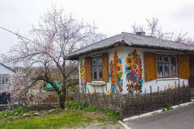 Subotiv, Ukrayna - 25 Nisan 2019: Subotiv tradional duvar boyama ile Ukrayna evi