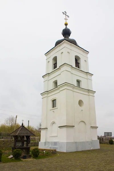 イリンスカヤ教会の鐘塔 村スボティフ ウクライナのボフダナ クメルニツキーを埋葬 — ストック写真