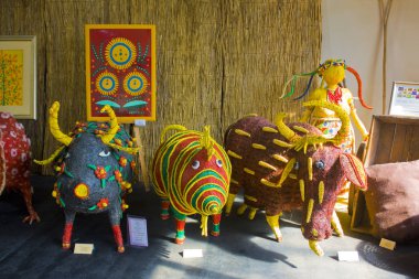 Kiev, Ukrayna - 6 Haziran 2019: Samandan satılık büyük el yapımı ukrayna boğaları