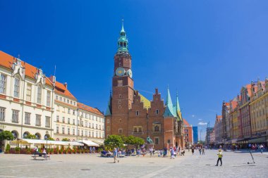 Wroclaw, Polonya - 18 Haziran 2019: Wroclaw'daki Pazar Meydanı'ndaki Eski Belediye Binası
