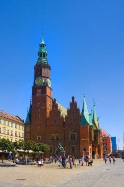 Wroclaw, Polonya - 18 Haziran 2019: Wroclaw'daki Pazar Meydanı'ndaki Eski Belediye Binası