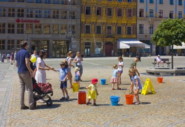 Wroclaw, Polonya - 18 Haziran 2019: Çocuklar Wroclaw Market Meydanı'nda sabun kabarcıkları yapma ve oynama nın tadını çıkarıyor