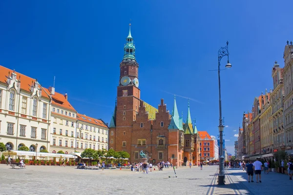 Wroclaw, Polonya - 18 Haziran 2019: Wroclaw'daki Pazar Meydanı'ndaki Eski Belediye Binası
