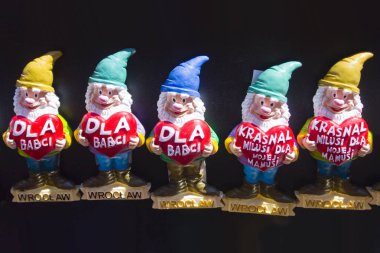 Wroclaw, Polonya - 18 Haziran 2019: Wroclaw'dan hediyelik mıknatıslar