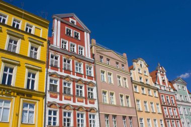 Wroclaw, Polonya - 18 Haziran 2019: Wroclaw Market Meydanı'nda eski tarihi evlerin cepheleri 