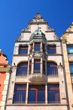 Wroclaw, Polonya - 18 Haziran 2019: Wroclaw'ın Eski Kent'inde eski evlerin cepheleri