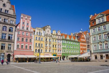 Wroclaw, Polonya - 18 Haziran 2019: Wroclaw Market Meydanı'nda eski tarihi evlerin cepheleri 