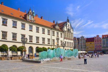 Wroclaw, Polonya - 18 Haziran 2019: Wroclaw 'daki Pazar Meydanı' ndaki cam çeşmenin manzarası